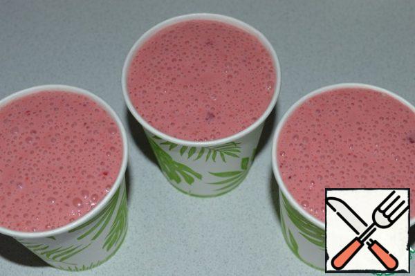 Pour the berry-cream mass into paper cups and put it in the freezer for 6-8 hours.