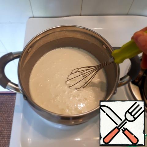 Add sugar and corn starch to the cream and mix well with a whisk.