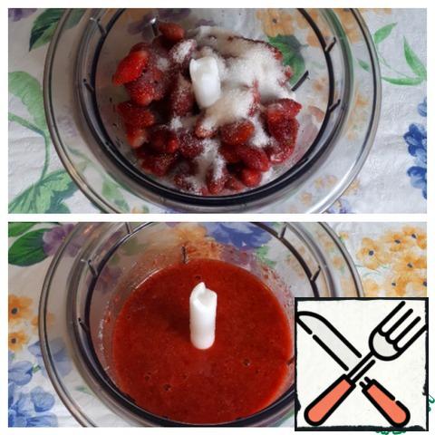 Prepare the strawberry layer. Strawberries with sugar punch in a blender.