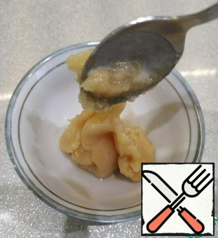 For the caramel, melt the coconut paste in a water bath. Combine with the syrup in a bowl, carefully knead with a spoon.