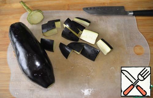Wash eggplant, cut off the tail and tip, cut the length of the bars into "one bite".