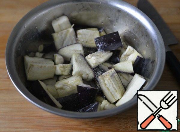 Put the eggplants in a bowl, cover with salt, mix, and leave for 30 minutes. Meanwhile, you can wash, peel and cut the remaining vegetables.