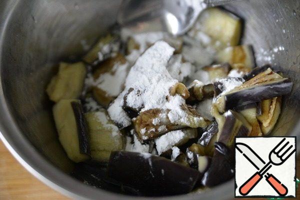 Put the eggplant in a bowl, pour soy sauce, sprinkle with starch (I have potato). Stir.