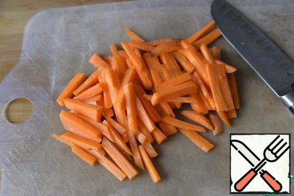 Carrots cut into large strips (thin bars), put to the onion. Each time before laying a new type of vegetables, increase the fire and then again reduce it to the average (2 out of 6).
