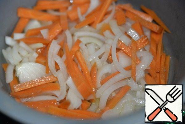 Mix the carrots and onions and simmer for 5 minutes over medium heat.