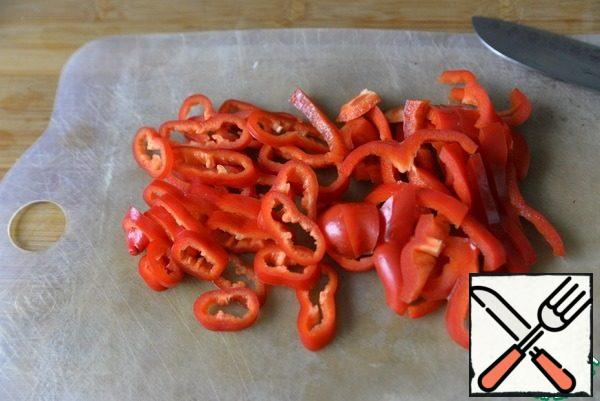 We cut peppers with plates or large straws, rings. Koreans love very spicy dishes, here to your taste. Put the pepper to the vegetables, mix, and simmer for a couple of minutes over medium heat.