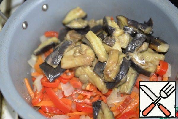 Put the eggplant, mix.