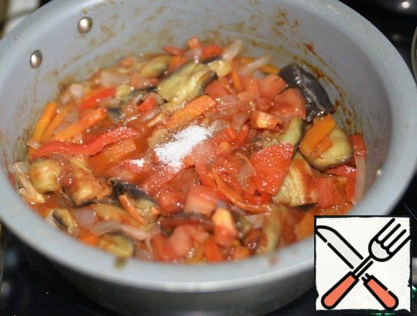 Try for salt, it was not enough, sugar and vinegar, mix. Vegetables should be slightly al'dente, in addition to eggplant.