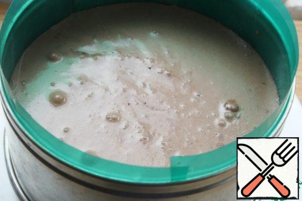 Pour the milk mixture into the sour cream, mix thoroughly and pour on the cookie cake.
Put it in the refrigerator.