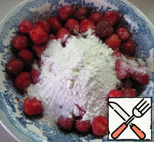 For the strawberry layer:wash the strawberries and remove the tails.Add sugar, vanilla sugar and corn starch. Gently mix.