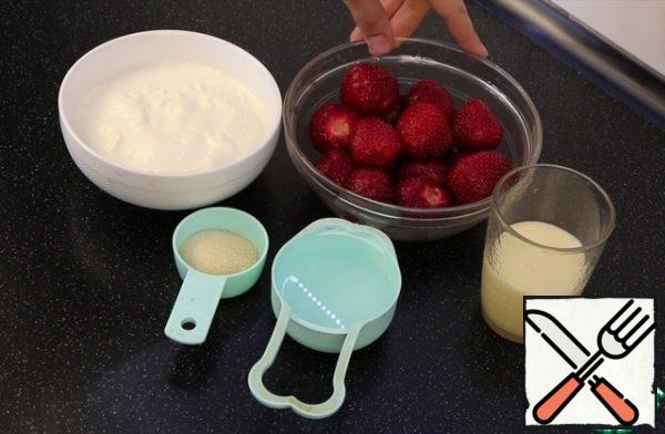 Ingredients you will need:
Berries can be absolutely any.
Adjust the sweetness of the souffle with condensed milk. It's not cloying for me.
Sour cream with 30% fat content. With a fat content of less than 20 %, it will not climb.
Gelatin and water for soaking it.