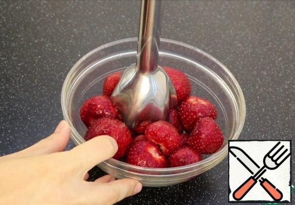 Wash strawberries, dry, clean, punch with an immersion blender in mashed potatoes.
I RUB it through a sieve to get rid of the seeds.