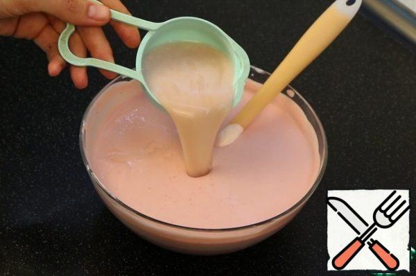 In the swollen, melted gelatin, add a couple of spoons of sour cream and strawberry cream, mix and pour into the main mass.