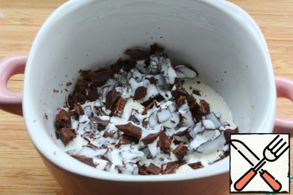 Bring the cream almost to a boil and pour in the chocolate.
Cover for 5 minutes.
Stir.