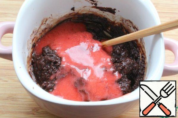 Warm up the strawberry puree and add it to the chocolate along with the liqueur.