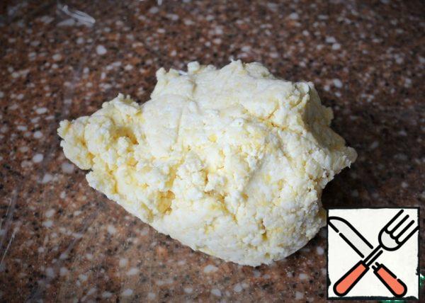 Quickly knead the dough, wrap it in cling film and put it in the refrigerator for 30 minutes or 10 minutes in the freezer.