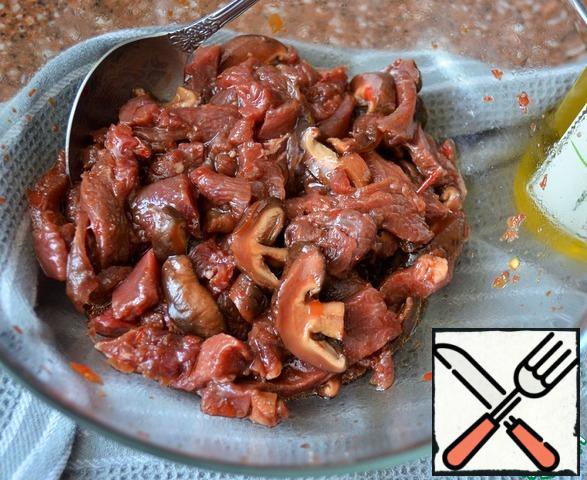 Pour boiling water over shiitake mushrooms for 2-3 hours, rinse.
Cut the beef into thin layers, add soy sauce, sugar,
pepper paste, sesame oil (vegetable), shiitake plates. Set aside, if marinated for more than 30 minutes, put in the refrigerator.