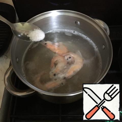 Cook the prawns in a separate container for 1-2 minutes, also adding them to boiling water. Add 1-2 tsp of salt to the shrimp. Note: this method of cooking is only suitable for cooked-frozen shrimp, if used raw, they need to cook longer – about 5-10 minutes
