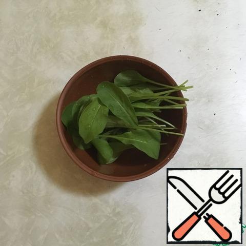 Wash the arugula, dry it, and divide it into leaves.