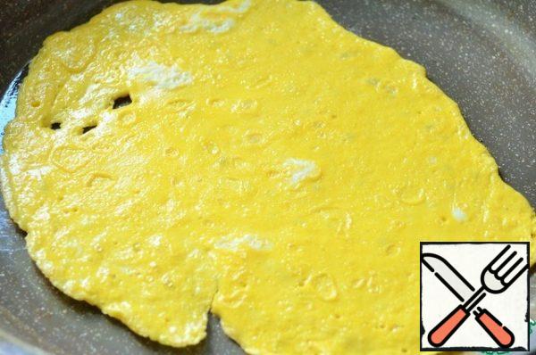 Beat the yolks until smooth.
Heat the pan, grease with vegetable oil and hold with a napkin, remove excess oil, leaving an oil film.
Pour out the yolks and turn off the pan, fry the pancake on the residual heat. Turn over and fry on the other side, roll up hot and set aside.
