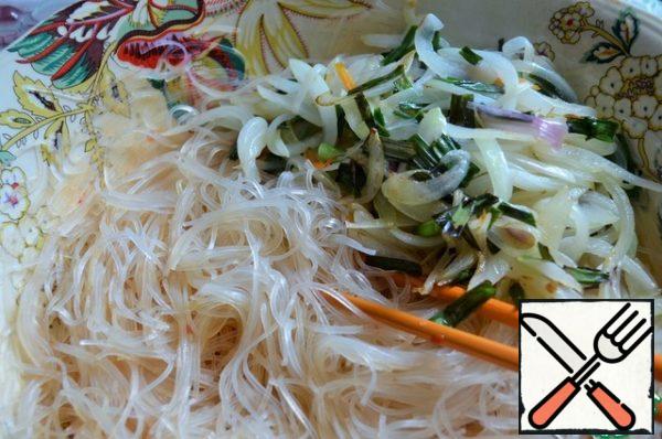 Fry onion and green onion in vegetable oil for 2-3 minutes.
Put it to the noodles.
