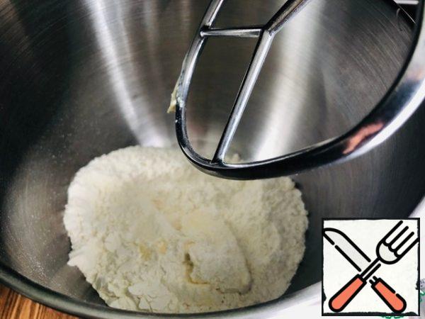 . Prepare shortcrust pastry:
- In the bowl of the mixer, mix the flour ( flour can go a little more or less), a pinch of salt, butter ( the oil must be cold!)
