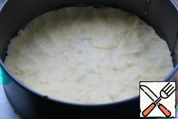 We take a split form for 21 - no less!
Lay the bottom of the form with parchment and distribute the dough from the refrigerator on the bottom.
I just distributed it with my hands.