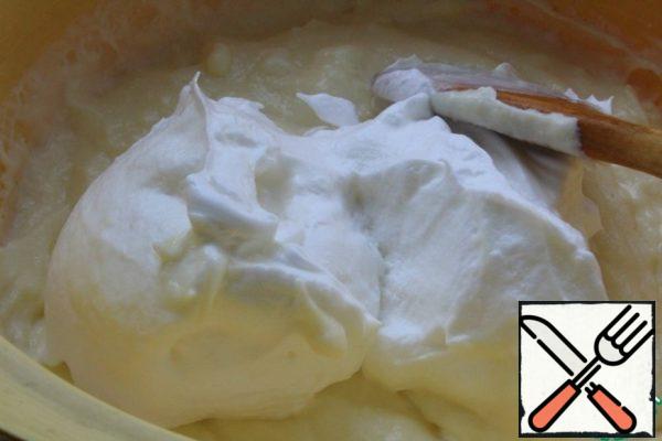Whisk the whites and, gradually adding the remaining sugar, whisk until strong peaks - when the whipped whites do not fall from an inverted spoon.
Parts of the protein is introduced into the cream-enter very carefully, from the bottom up or, as it were, drawing the number 8.