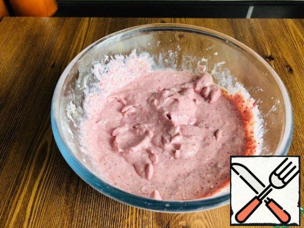 Preparing the filling:
- Cottage cheese, 150 gr. strawberries, sugar, egg, corn starch using a blender turn into a homogeneous mass.