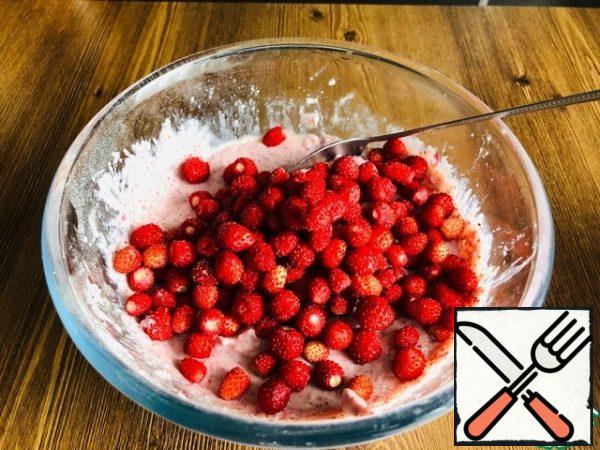 - Then add another 150 gr. strawberry berries and mix with a spoon.