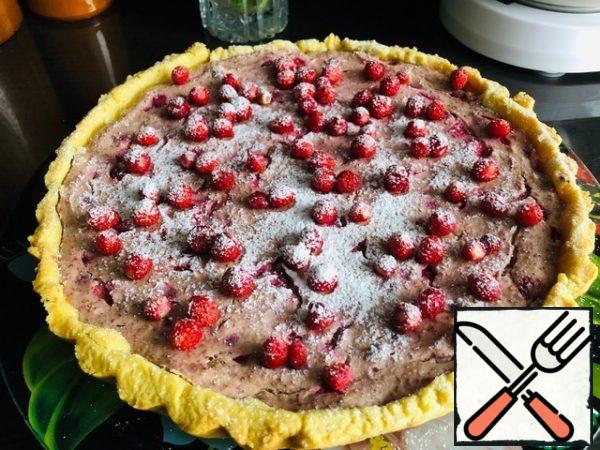 - From the top of the pie, decorate with strawberries and sprinkle with powdered sugar.