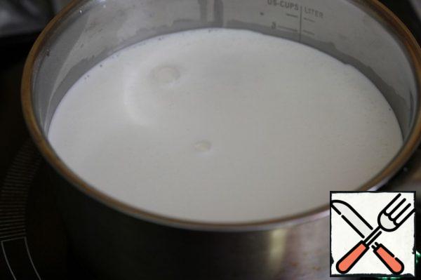 Mix the cream with the milk and bring to a boil.