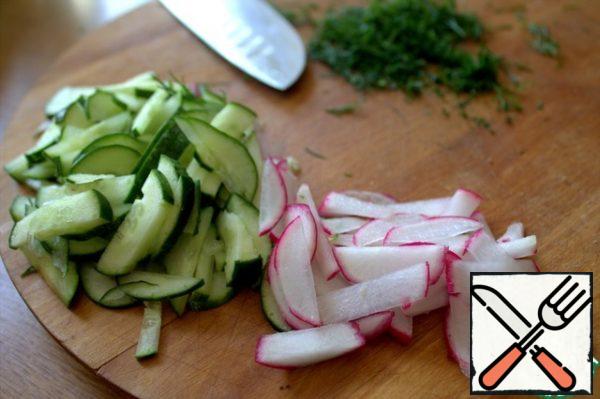 Cut the cucumber and radish into strips.
