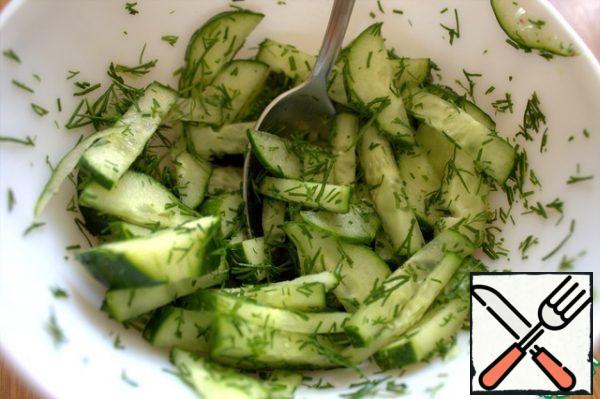 Mix the cucumber with the dill.