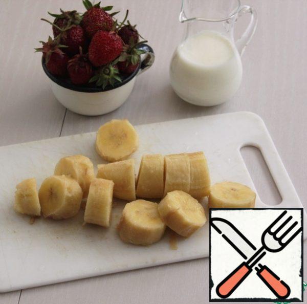 Remove the banana from the freezer, peel and slice.
( And it is even better to freeze the banana already peeled and sliced.)