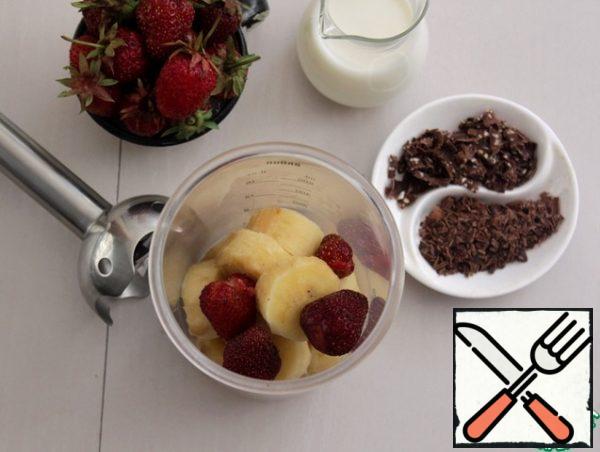 Put the sliced banana in the bowl of the blender, add 3-4 strawberry berries to taste and 1-2 tbsp of milk, break through the blender until smooth.