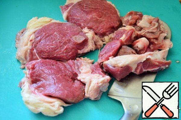 Wash the beef, dry it, and cut it into convenient pieces.