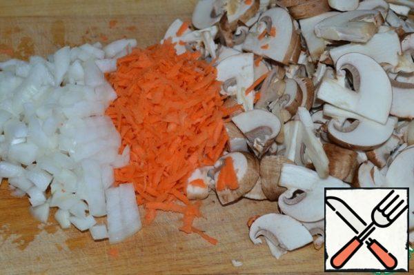 Chop the onion and mushrooms, grate the carrots on a large grater.
