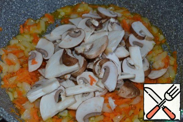 In a saucepan, heat the vegetable oil.
Add the onion and carrot and fry for 2-3 minutes. until soft.
Add the mushrooms and fry under the lid for 5-7 minutes.
Season with salt and pepper.