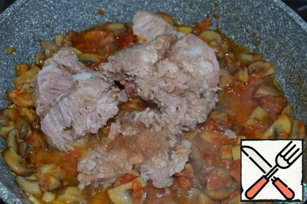 Lay out the stew (in the quality of which you are sure).
Simmer on low heat for 2 minutes.