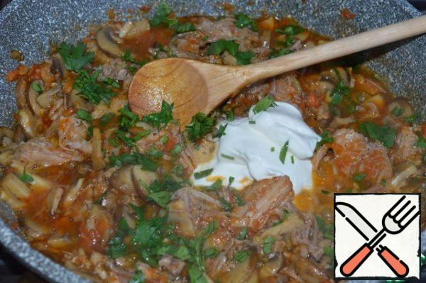 Add sour cream and chopped parsley, mix, and warm for 30-40 seconds. and turn off the fire. Serve with your favorite side dish.
Bon Appetit!
