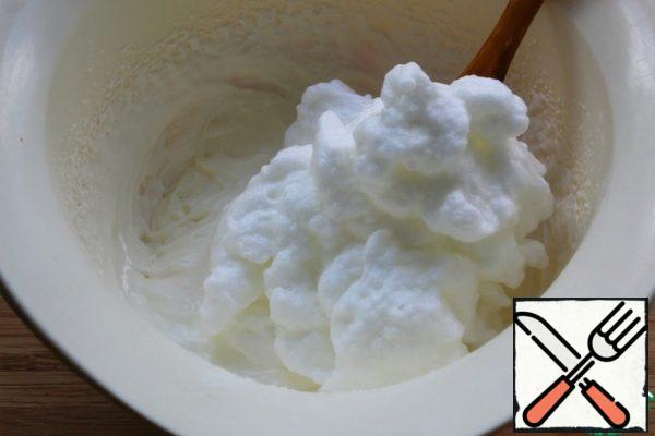 Carefully insert the whites into the cream with movements from the bottom up.