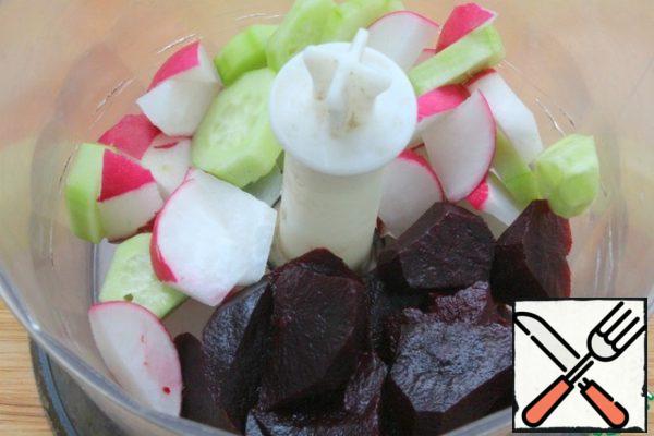 Peel the cucumber, put it in a blender, add the peeled and chopped beetroot, add the chopped radish.