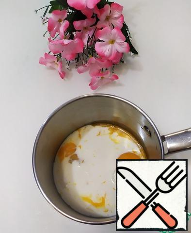 In a saucepan, combine the yolks, milk and Jerusalem artichoke syrup. Put the milk and egg mixture on the stove and cook over low heat, stirring continuously, until thickened, 5 to 7 minutes. Remove from heat. Add the swollen gelatin. Stir until the gelatin is completely dissolved.