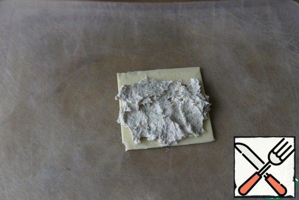 Apply the mousse mass to the cheese plate, leaving an empty space on the edge.
