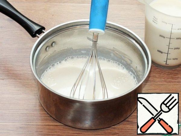 In a small saucepan, mix the flour with cold milk (100 ml) until smooth without lumps.