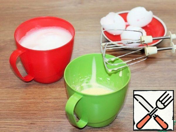 Whisk the whites with a small pinch of salt into a strong foam. Beat the yolks with a pinch of sugar until white.