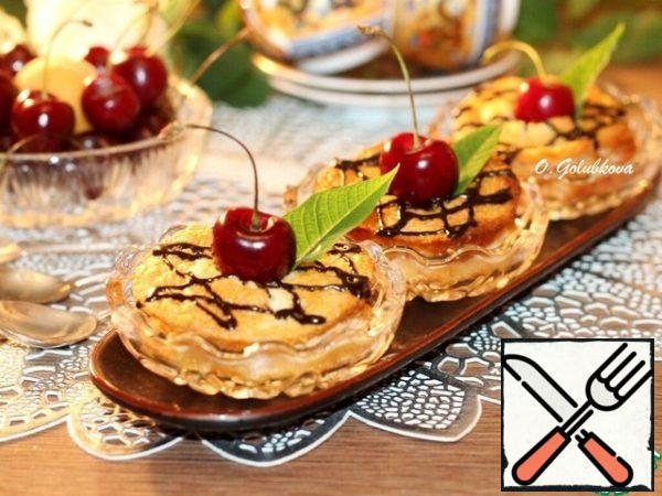 Before serving, cool the finished souffle and decorate with berries, chocolate or powdered sugar melted in a steam bath. Souffle can be served with a ball of ice cream.
