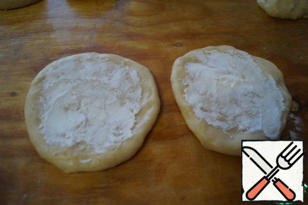 Make tortillas from the dough and put 0.5 teaspoons of starch on each one. This should be done so that the berry juice does not flow out of the pies. Of course, it will still leak, but much less.