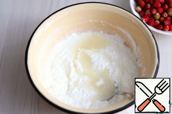 In a bowl with cottage cheese add 100 ml. cream and 70 ml. milk, add a solution of gelatin and vanilla sugar (1 teaspoon), add powdered sugar to taste. The mixture is stirred.
